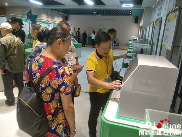 图片默认标题_fororder_工作人员为参观群众讲解(摄影-沈序明)