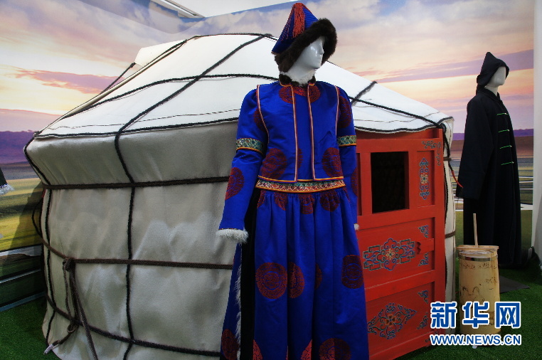 内蒙古“草原文化遗产保护日”展现蒙古族服饰魅力