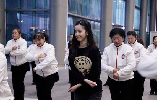 刘强东“脸盲”,一定是看了奶茶妹妹这些运动服照- 国际在线移动版