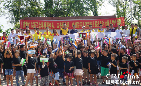 图片默认标题_fororder_学生们穿上服务队赠送的校服高兴地欢呼