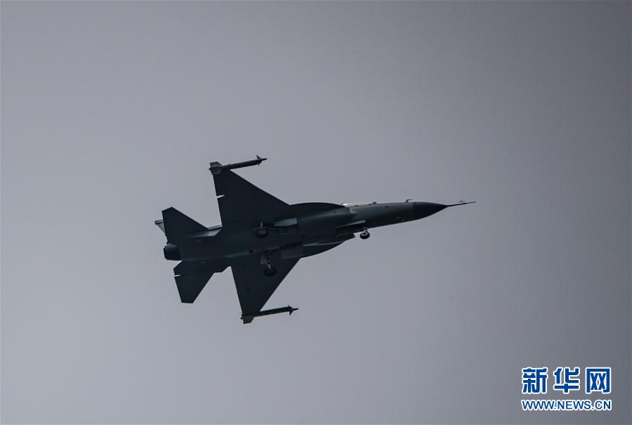 中国航空工业枭龙双座战斗教练机01架在成都