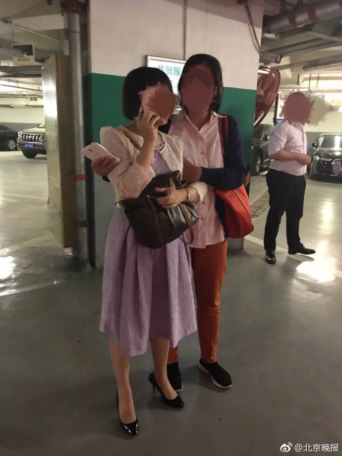 北京华贸地库车祸:女司机穿高跟鞋开车撞破墙