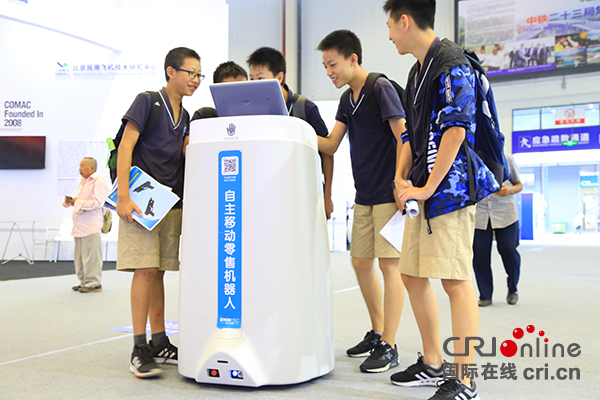 图片默认标题_fororder_游客通过自由移动零售机器人购买商品（摄影：葛旺）