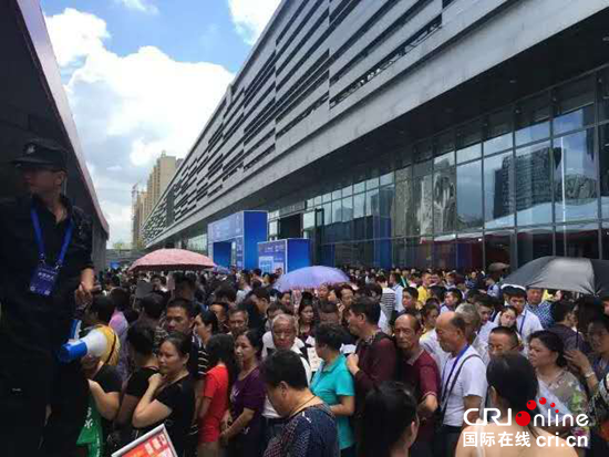 【贵州频道让转】【China News 带图列表+三秦大地 西安+今日看点+移动列表】酒博会茅台推“喜宴”新品 多方位直播展现“酱香”魅力 【贵州频道让转】【China News 带图列表+三秦大地 西安+今日看点+移动列表】酒博会茅台推“喜宴”新品 多方位直播展现“酱香”魅力