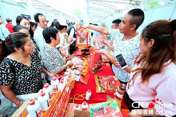 图片默认标题_fororder_参展商向市民介绍产品