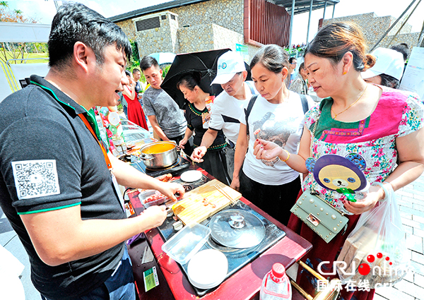图片默认标题_fororder_市民品尝巴山牧业的产品