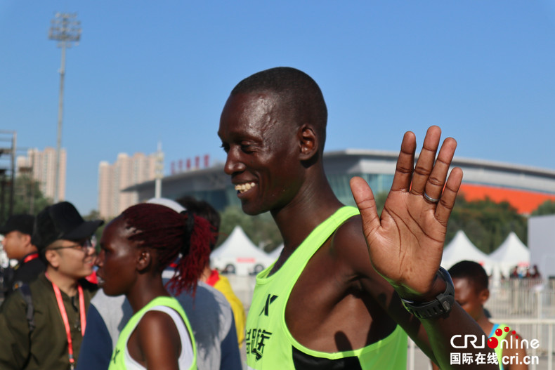 “沈马”开跑 肯尼亚选手以2小时55分22秒的成绩夺冠