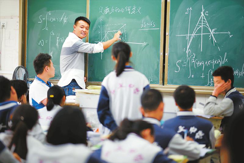 （头条-文字列表）走近四川省教育一线默默付出的老师们