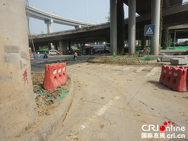 图片默认标题_fororder_出入口及道路污染（成都市扬尘治理办-供图）