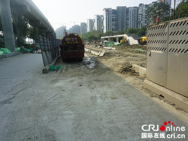 图片默认标题_fororder_工地内裸土建渣未覆盖（成都市扬尘治理办-供图）