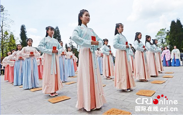 雅安荥经县举行"鸽子花下女子成人礼"