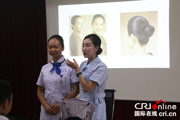 图片默认标题_fororder_礼仪讲解-盐边县人民医院宣传科供图