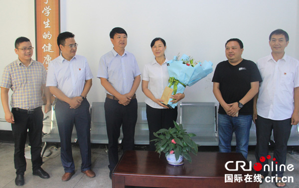 图片默认标题_fororder_长宁县长贾利华（左三）一行走访慰问教师