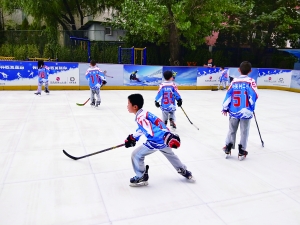 北京将建200所冰雪运动特色校