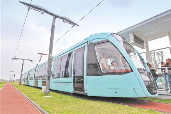 （成都列表，导航成都，移动端）成都首条有轨电车首次动车调试:驾驶比地铁难