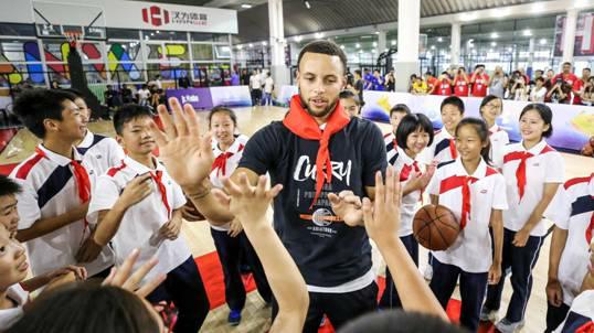球星斯蒂芬·库里来武汉 “小学生”为初中生上篮球课