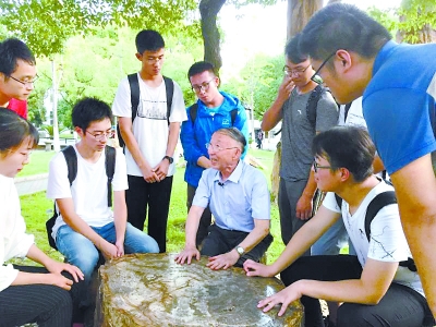 扎根中国地质大学（武汉） 用实干和奋斗践行诺言 83岁殷鸿福院士获评“全国最美教师”
