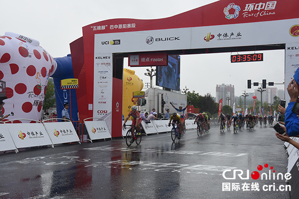 图片默认标题_fororder_骑手们冲刺终点（摄影--徐琴）