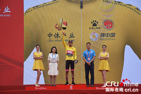 图片默认标题_fororder_哥伦比亚曼萨纳车队的莫拉诺与颁奖嘉宾留影（摄影--徐琴）