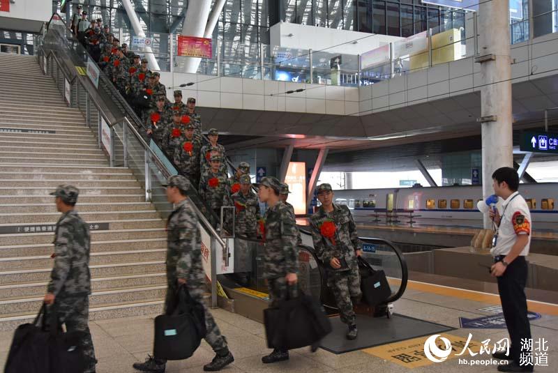 武汉站落实“军人依法优先” 让新兵感受到军人荣光