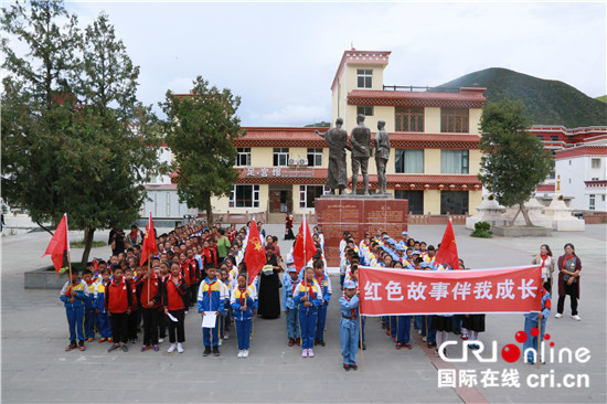 甘孜州乡城县各中小学多形式,多主题办好开学"第一课"