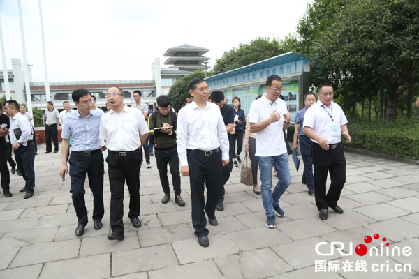 图片默认标题_fororder_参观学校-（摄影-沈仁平）