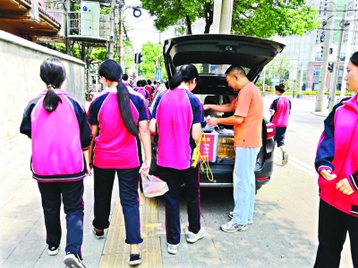 校门口“餐车”盒饭引家长担忧