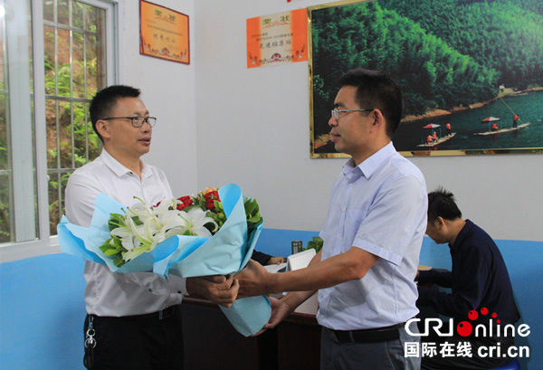 图片默认标题_fororder_桃坪乡党政领导慰问李智（左）老师