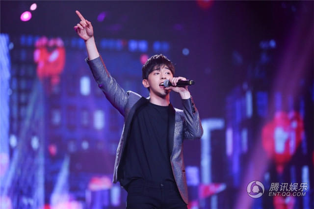 邓伦《欢乐颂2》发布会秀唱功 玩嗨现学肚皮舞