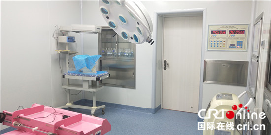 图片默认标题_fororder_改造后的产房和手术室（稻城县委宣传部 供图）