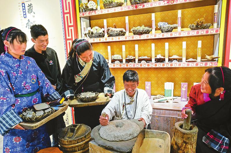 （焦点图，导航成都，移动端轮播图）四川非遗传习所：播下艺术和脱贫的种子