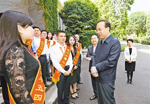 【大头条】不忘初心坚定跟党走 让青春在奋斗中绽放光芒