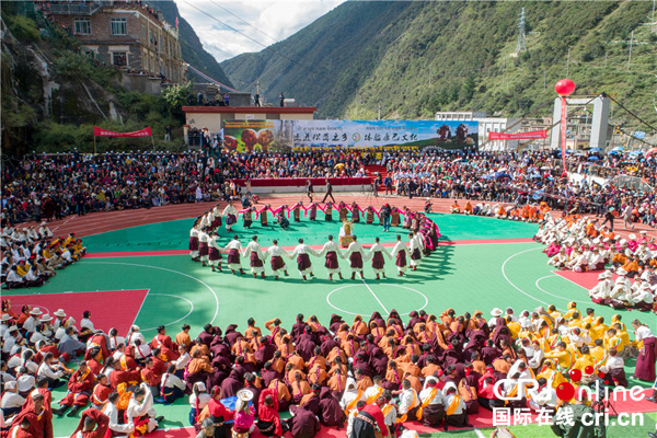 甘孜州雅江县第三届松茸节开幕 千人原生态锅庄激舞雅砻江畔