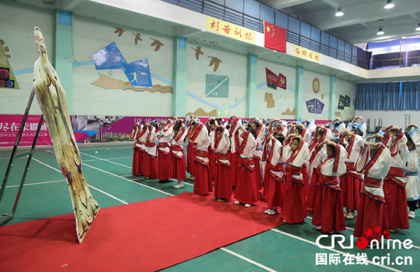 图片默认标题_fororder_身着汉服的小学新生在叩拜先师