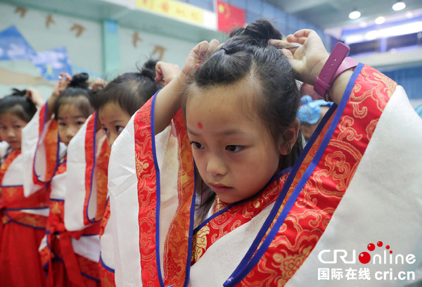 图片默认标题_fororder_身着汉服的小学新生在端正衣冠