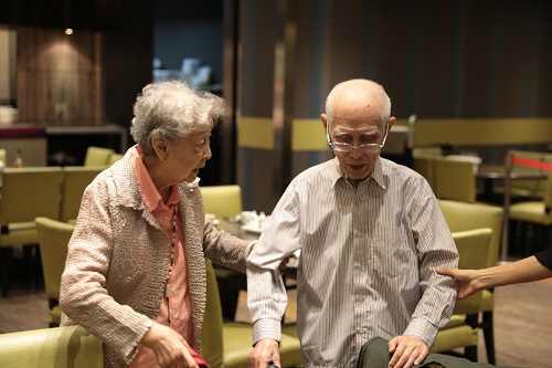 妻子范我存搀扶余光中 张警 摄