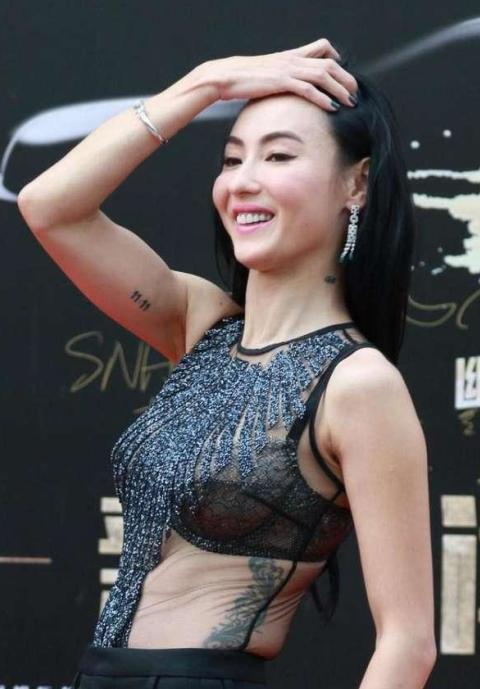 杨幂挑战露脐装被嘲有赘肉，生过孩子不是很正常？