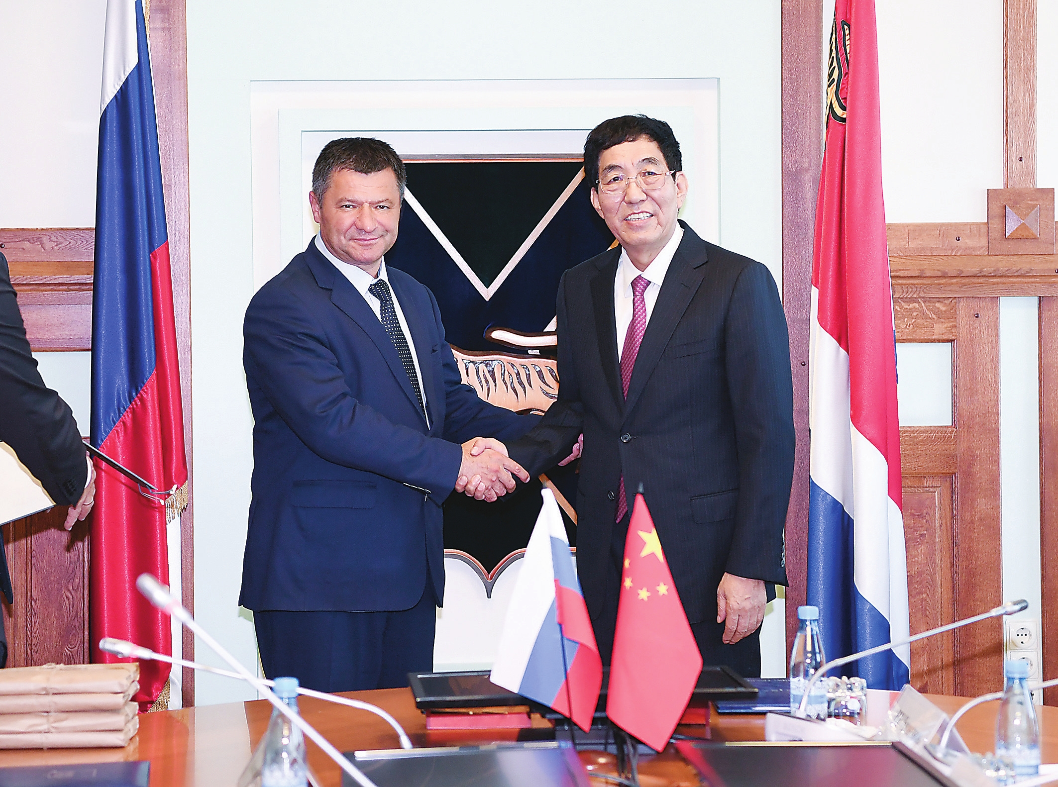 【吉林头条(大字)】巴音朝鲁会见俄罗斯滨海边疆区代州长塔拉先科 【吉林头条(大字)】巴音朝鲁会见俄罗斯滨海边疆区代州长塔拉先科