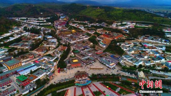 世界华文媒体探访青海塔尔寺：博大精深的藏文化应推向海外