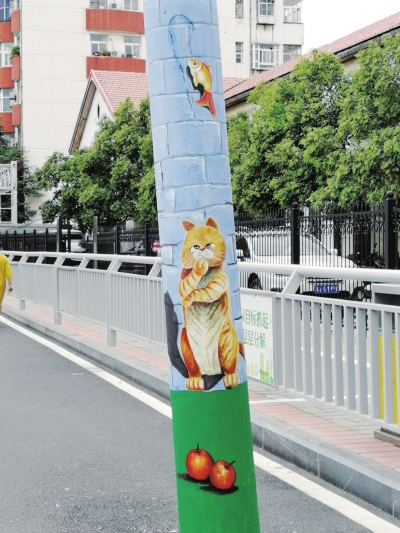 【河南在线-文字列表】【移动端-图片新闻列表】郑州市顺河路：电线杆上玩创意 瞬间扮靓整条街