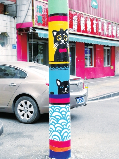 【河南在线-文字列表】【移动端-图片新闻列表】郑州市顺河路：电线杆上玩创意 瞬间扮靓整条街