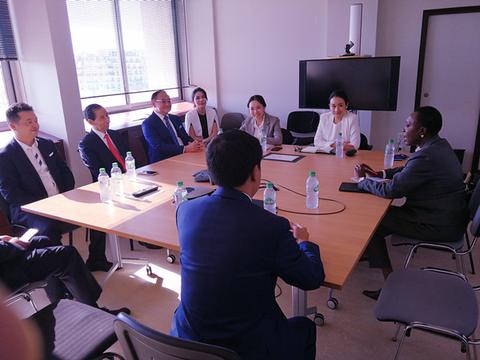 龙宇翔与布隆迪驻联合国教科文组织大使座谈