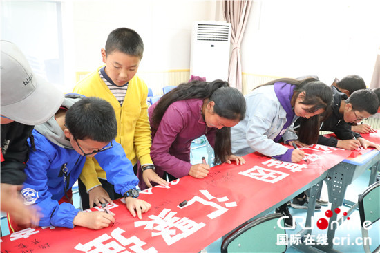 图片默认标题_fororder_同学们在“传承红色基因 汇聚强军力量”的横幅上签名.JPG