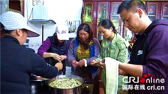 图片默认标题_fororder_1、检察院的干警们与村民一起劳动（松潘县委宣传部 供图）