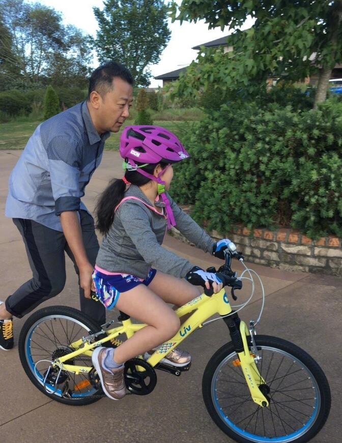 幸福时刻!郭涛小心翼翼扶女儿骑车- 国际在线移动版