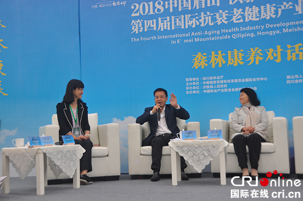 图片默认标题_fororder_中共洪雅县委书记阳运良(中)介绍洪雅县森林