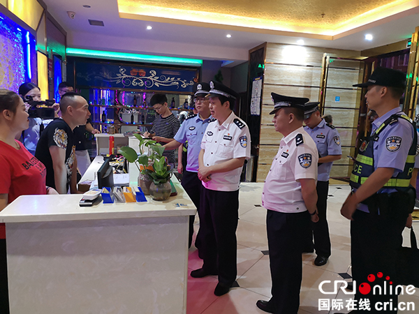 图片默认标题_fororder_全市公安机关秋风专项行动，-在KTV进行排查--供图-刀琼