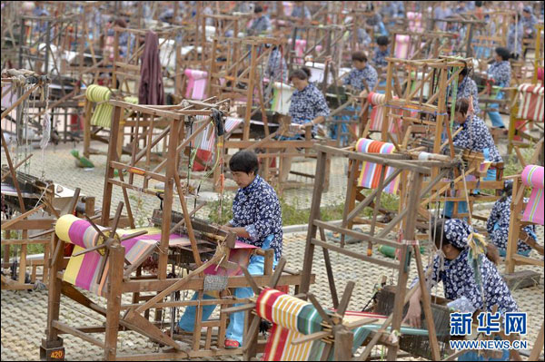 ชาวเหอเป่ย 800 คนร่วมสาธิตการทอผ้าอันเป็นมรดกทางวัฒนธรรมของโลก