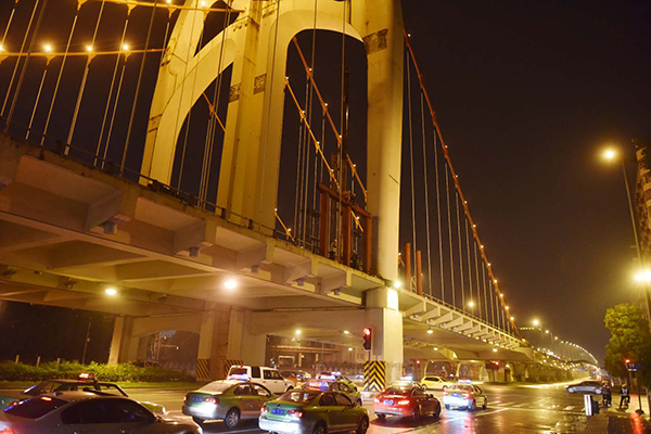 图片默认标题_fororder_维护中的大桥（成都市城管委道桥处-供图）