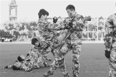 沈阳航空航天大学举行学生军事课科目表演